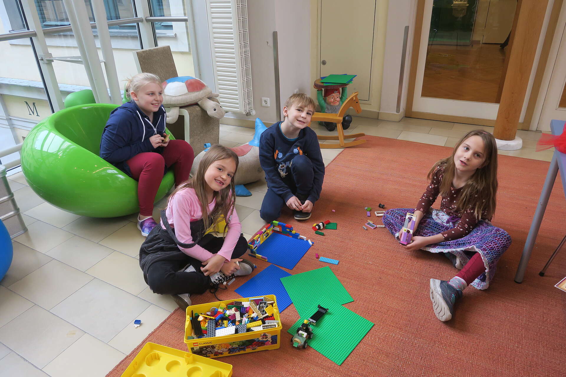 Kinder spielen mit Legos im Kindermuseum Wien
